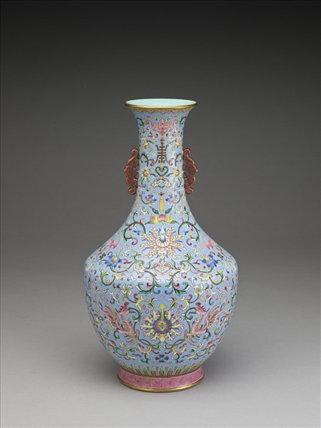 粉彩淺藍地番蓮紋蝠耳瓶