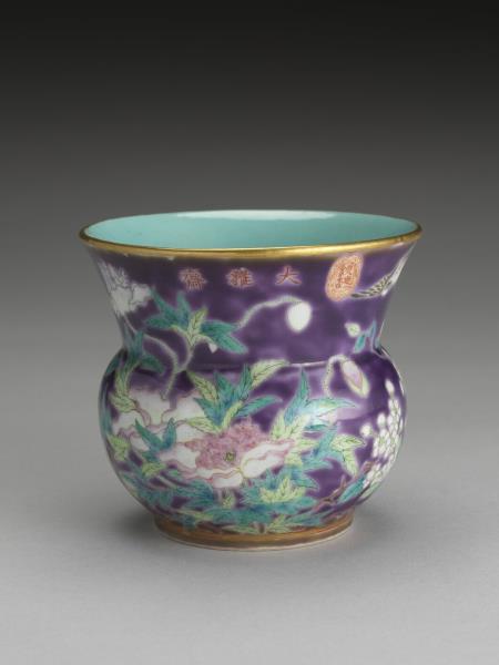 「大雅齋」款粉彩紫地花鳥紋渣斗