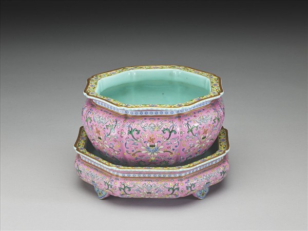 粉彩粉紅地花卉紋花盆及盆托
