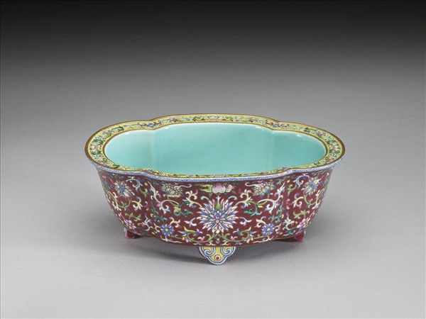 粉彩紅地番蓮紋海棠式花盆