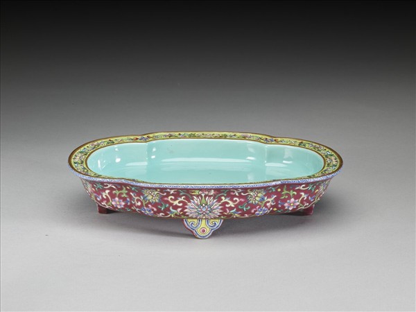 粉彩紅地番蓮紋海棠式花盆