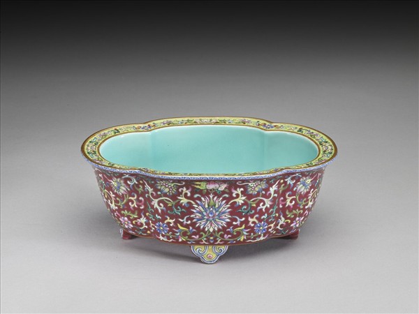 粉彩紅地番蓮紋海棠式花盆