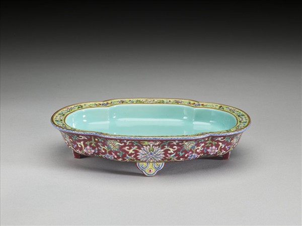 粉彩紅地番蓮紋海棠式花盆