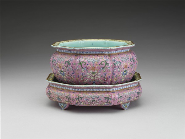 粉彩粉紅地花卉紋花盆及盆托