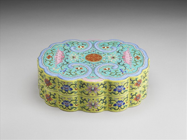 粉彩黃地纏枝花卉紋如意式盒