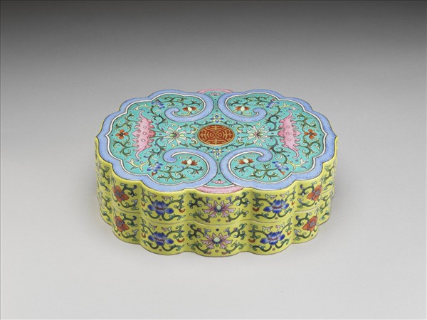 粉彩黃地纏枝花卉紋如意式盒