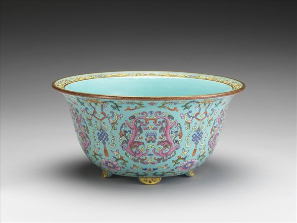 粉彩湖綠地纏枝花卉雲龍紋花盆