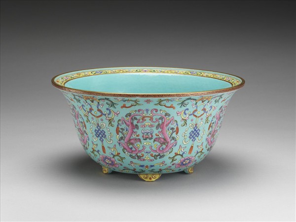 粉彩湖綠地纏枝花卉雲龍紋花盆