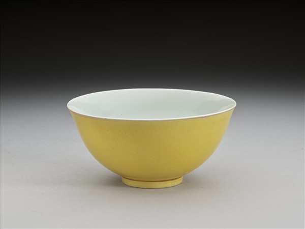 黃釉白裡碗