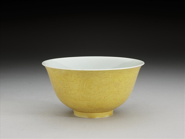 黃釉龍紋白裡碗