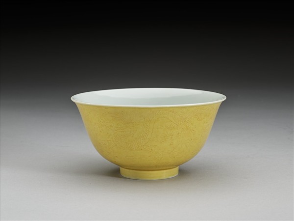 黃釉龍紋白裡碗