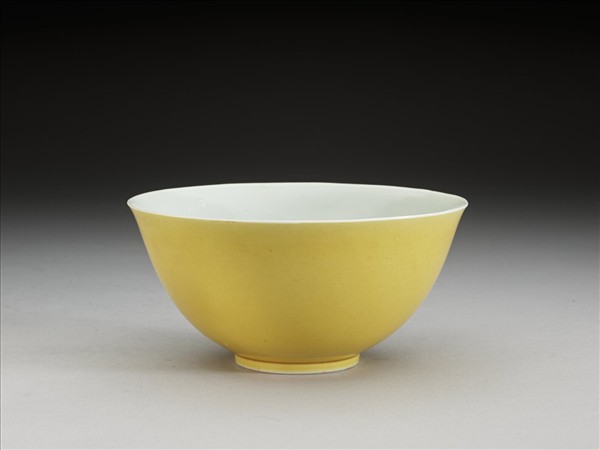 黃釉龍紋白裡碗