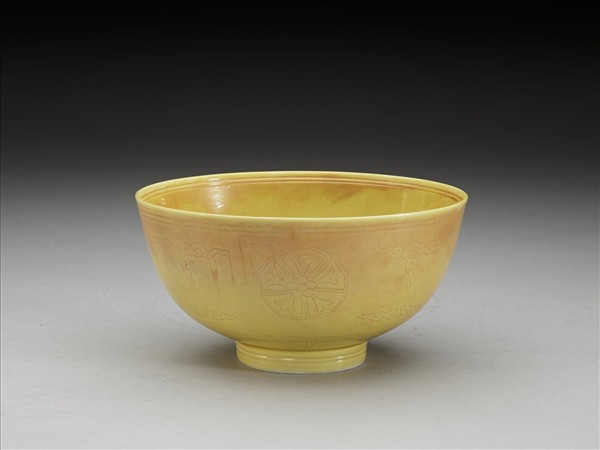黃釉暗花碗