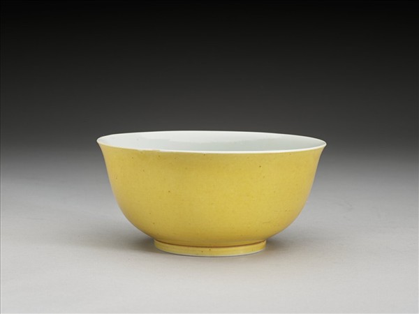 黃釉龍紋白裡碗