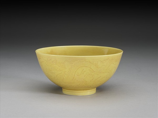 黃釉龍紋碗