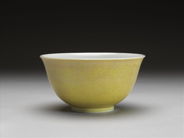 黃釉龍紋白裡碗