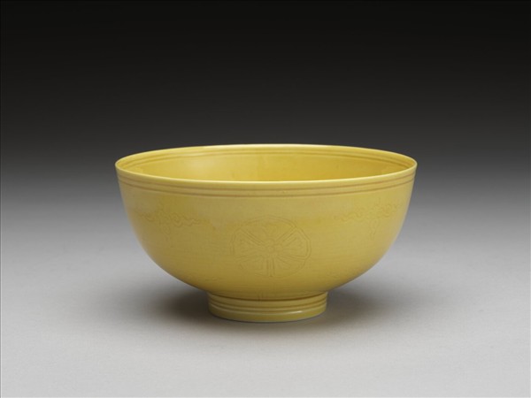 黃釉暗花碗