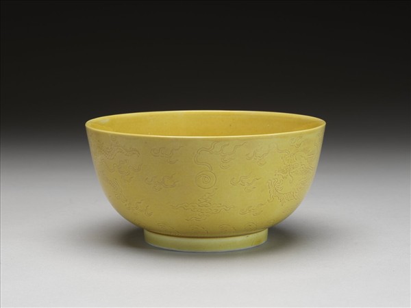 黃釉龍紋碗