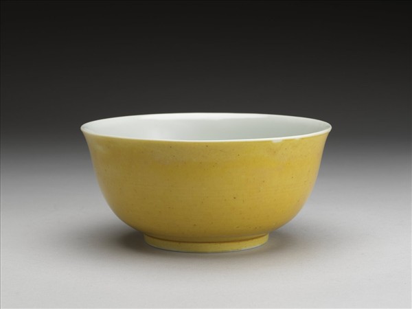 黃釉龍紋白裡碗