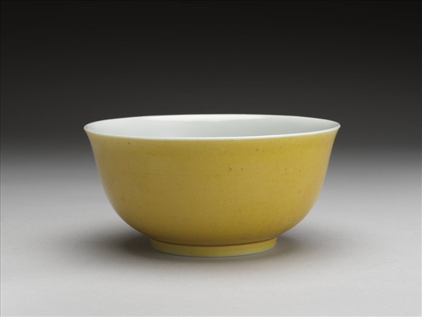 黃釉白裡碗