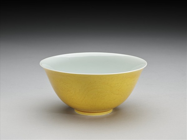 黃釉龍紋白裡碗