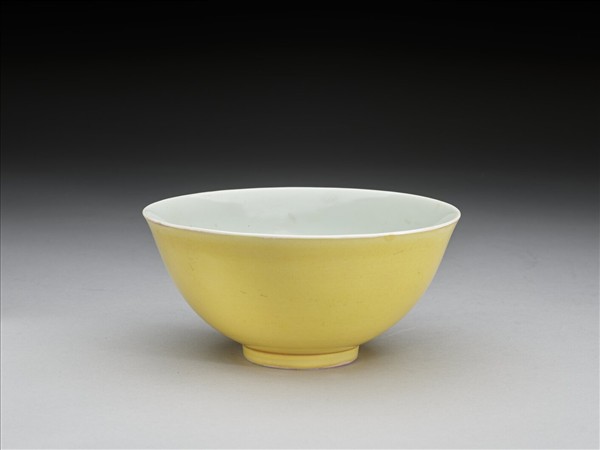 黃釉龍紋白裡碗