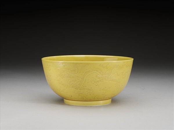 黃釉龍紋碗