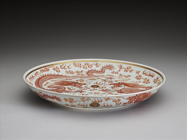 描紅雙龍戲珠紋盤