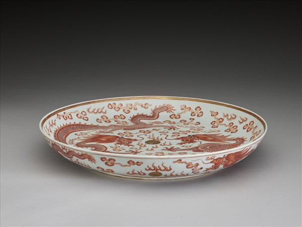 描紅雙龍戲珠紋盤