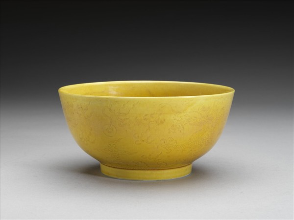 黃釉暗花碗