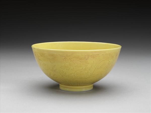 黃釉龍紋碗