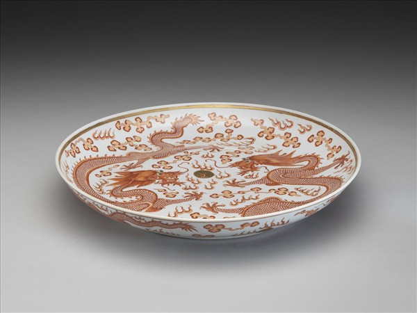 描紅雙龍戲珠紋盤