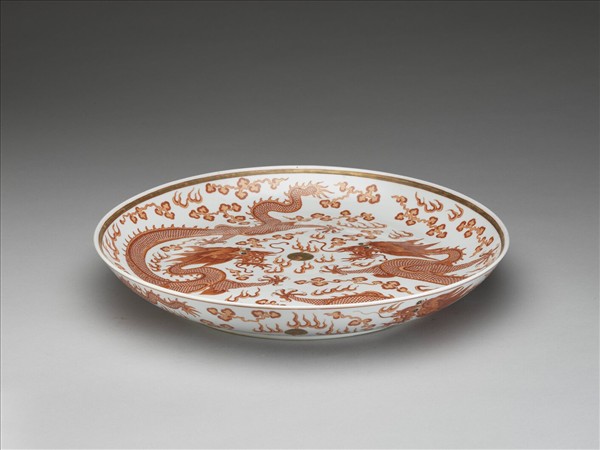 描紅雙龍戲珠紋盤