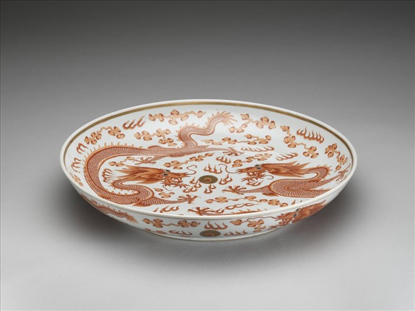 描紅雙龍戲珠紋盤