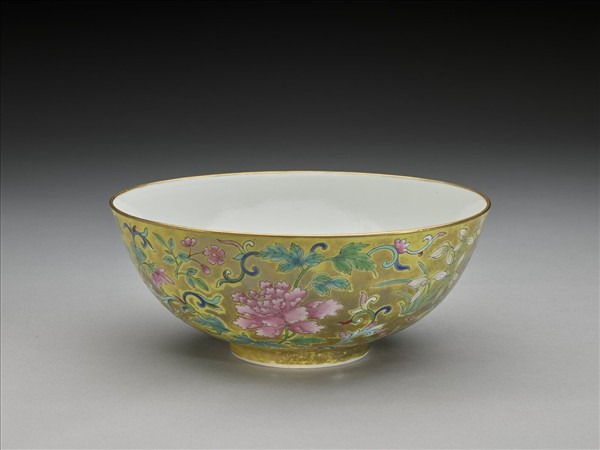 粉彩黃地纏枝花卉紋碗