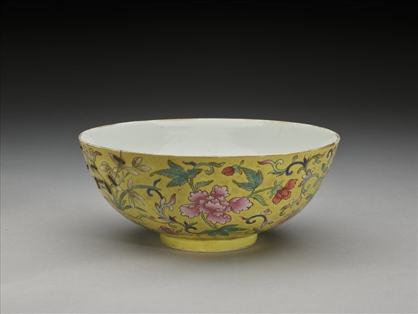 粉彩黃地纏枝花卉紋碗
