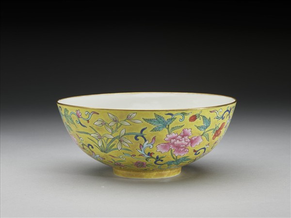 粉彩黃地纏枝花卉紋碗