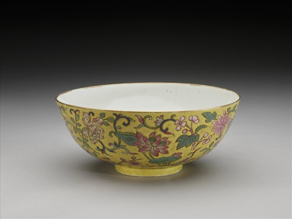 粉彩黃地纏枝花卉紋碗