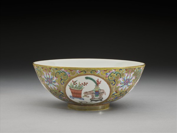 粉彩黃地博古圖碗