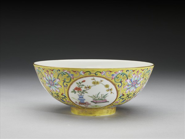 粉彩黃地博古圖碗