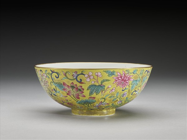 粉彩黃地纏枝花卉紋碗
