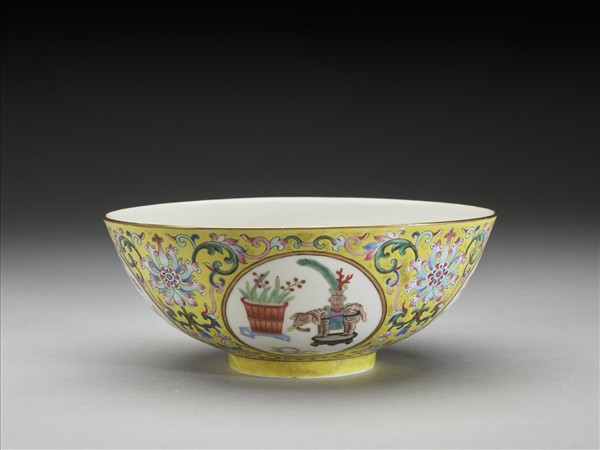 粉彩黃地博古圖碗