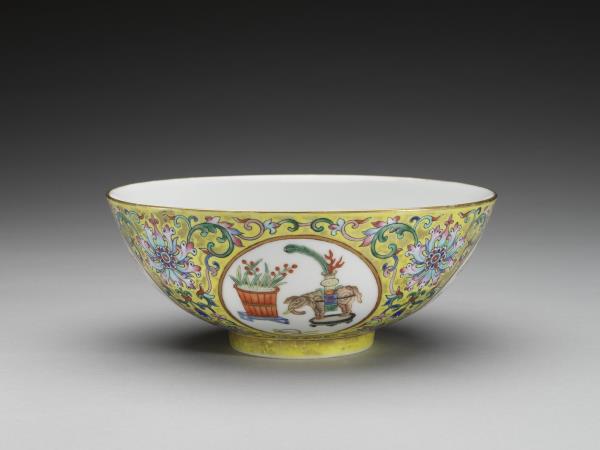 粉彩黃地博古圖碗