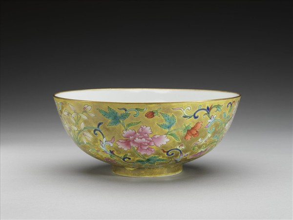 粉彩黃地纏枝花卉紋碗