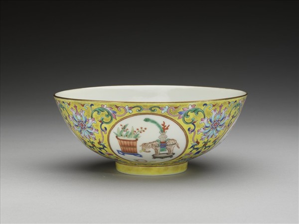 粉彩黃地博古圖碗