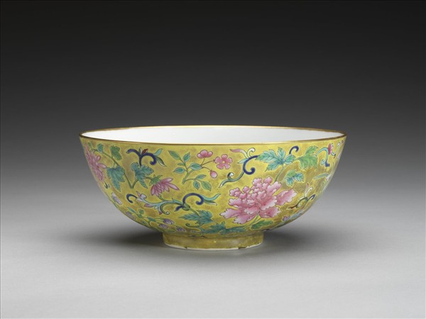 粉彩黃地纏枝花卉紋碗