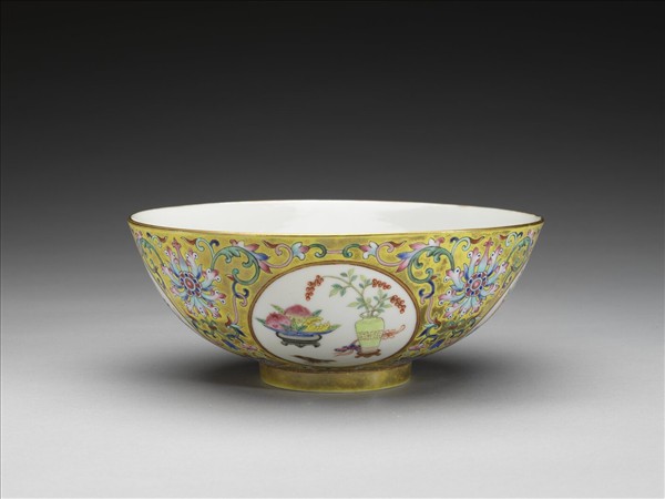 粉彩黃地博古圖碗