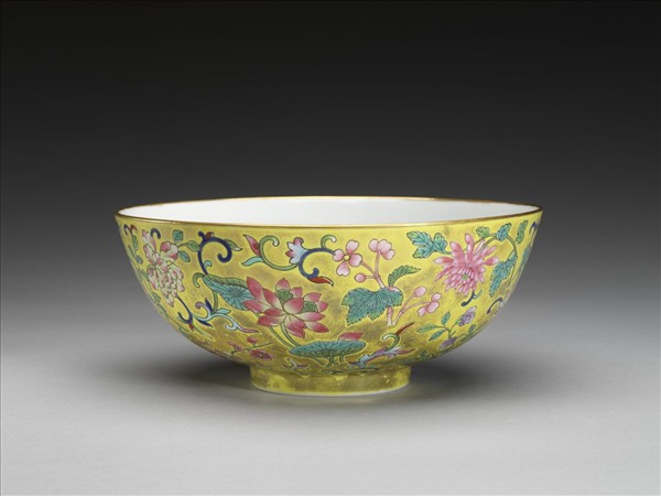 粉彩黃地纏枝花卉紋碗