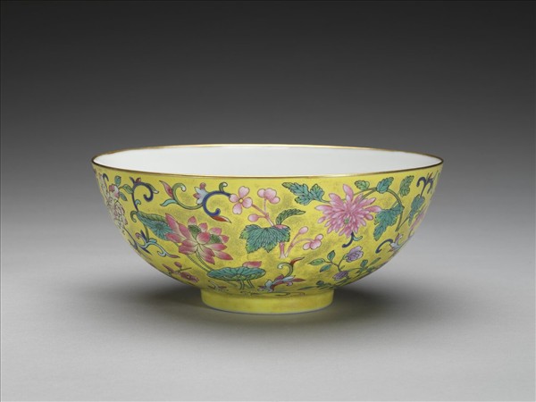 粉彩黃地纏枝花卉紋碗