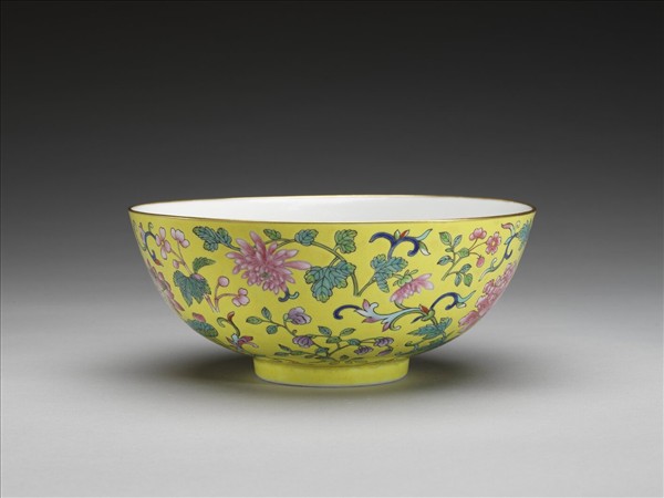 粉彩黃地纏枝花卉紋碗